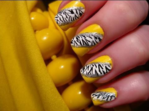 Sarı Zebra Deseni Tırnaklarda